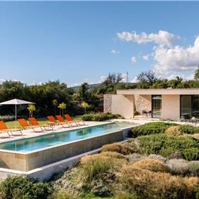 4 bedroom villa with infinity pool and sea views near Noto, Sicily, sleeps 8